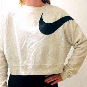 Women’s Nike Versa Graphic Crop Sweatshirt